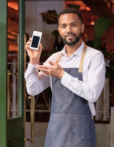 serveur avec tpe pax a50 TPE Pax en Martinique disponibles chez Solution Paiement